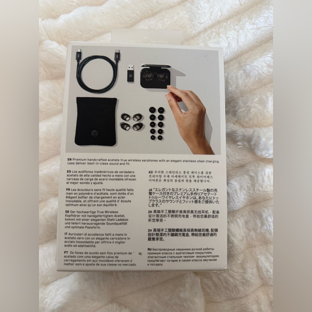Master & Dynamic MW07 True Wireless Earphones - Picture 3 of 4